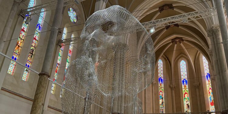 Le sculpteur Jaume Plensa s’empare de la verticalité sacrée du Carré Sainte-Anne