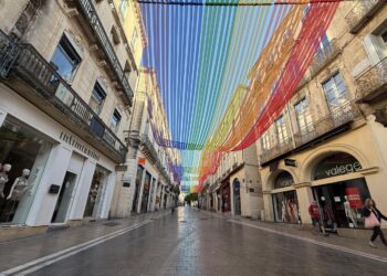 Montpellier : La rue de la Loge s'illumine aux couleurs de l'arc-en-ciel pour tout l'été
