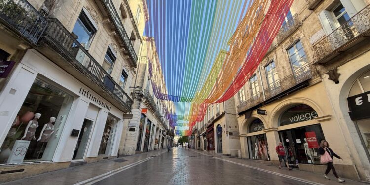 Montpellier : La rue de la Loge s'illumine aux couleurs de l'arc-en-ciel pour tout l'été