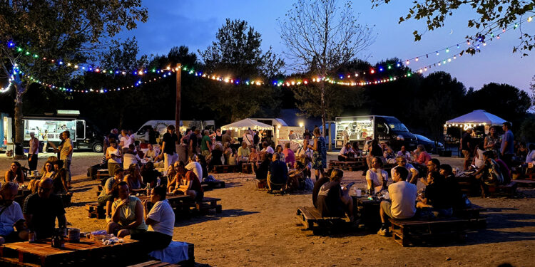 Foodtrucks, musique live et cigales : Le Lac du Crès passe en mode guinguette