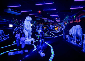 Plongez dans le noir et le fluo pour tester le mini-golf à Montpellier