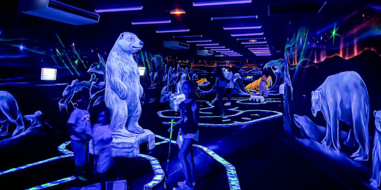 Plongez dans le noir et le fluo pour tester le mini-golf à Montpellier