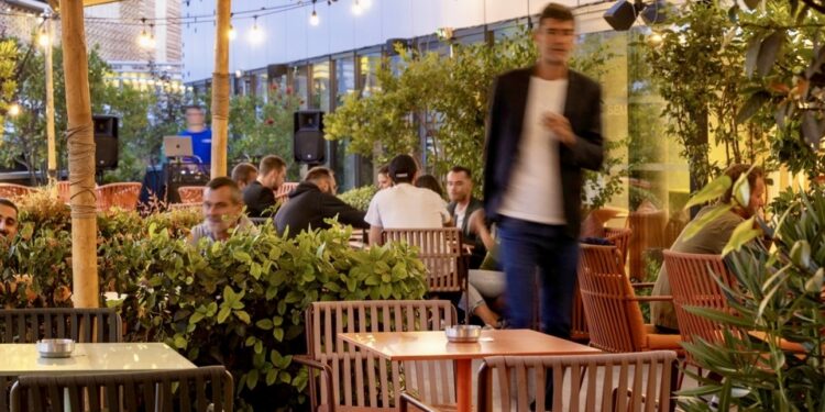 Montpellier : Le Belaroïa transforme sa terrasse en Comedy Club gratuit