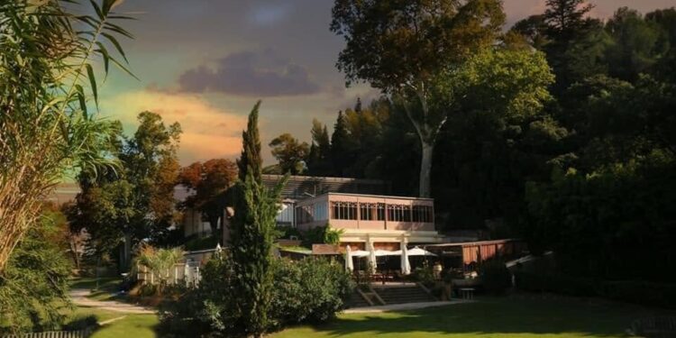Magie Noire s'empare du restau Le Grand Arbre pour monter le son