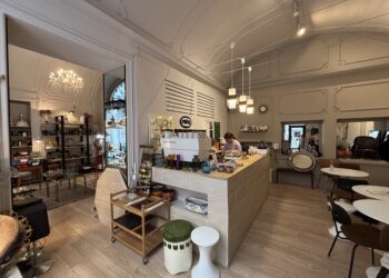 À Montpellier, Sofa mélange café et mobilier vintage