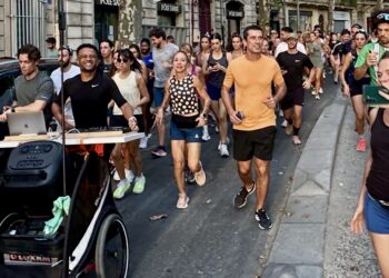 Montpellier : 90 personnes qui courent avec un dj qui mixe en live