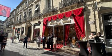 Le biscuit l'Écusson de Montpellier aux couleurs de l'Opéra Comédie