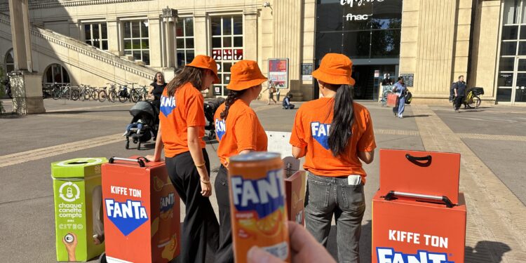 Distribution gratuite du nouveau Fanta devant le Polygone