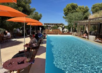 Un dimanche à Solèna : gourmandise, soleil et spectacle au bord des étangs