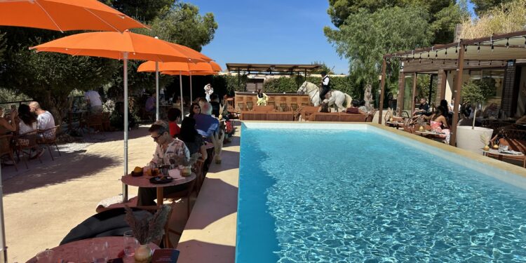 Un dimanche à Solèna : gourmandise, soleil et spectacle au bord des étangs