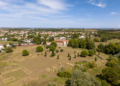 Situé à Lattes, aux portes de Montpellier, le site archéologique met en valeur les vestiges d'une importante cité portuaire antique fondée par les Étrusques au VIᵉ siècle av. J.-C.