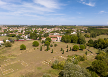 Situé à Lattes, aux portes de Montpellier, le site archéologique met en valeur les vestiges d'une importante cité portuaire antique fondée par les Étrusques au VIᵉ siècle av. J.-C.