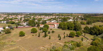 Situé à Lattes, aux portes de Montpellier, le site archéologique met en valeur les vestiges d'une importante cité portuaire antique fondée par les Étrusques au VIᵉ siècle av. J.-C.