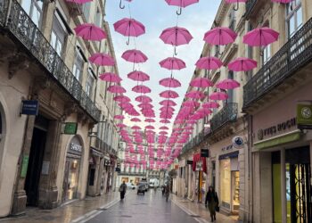 Parapluies roses et prévention : Montpellier déploie son bouclier face au cancer du sein