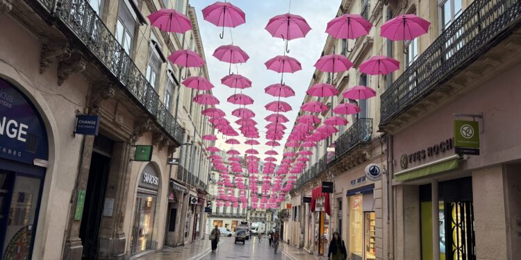 Parapluies roses et prévention : Montpellier déploie son bouclier face au cancer du sein