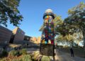 Un grand phare multicolore s’illumine sur l'Esplanade Charles-de-Gaulle à Montpellier