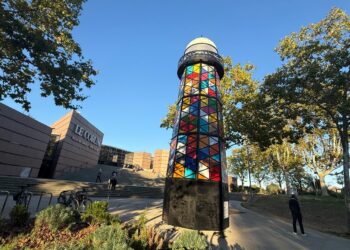 Un grand phare multicolore s’illumine sur l'Esplanade Charles-de-Gaulle à Montpellier