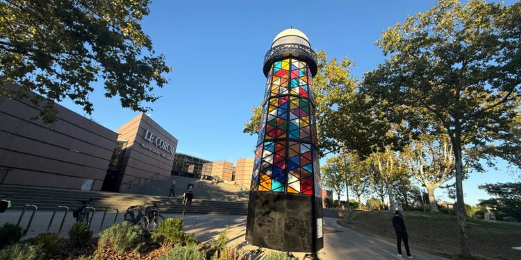 Un grand phare multicolore s’illumine sur l'Esplanade Charles-de-Gaulle à Montpellier
